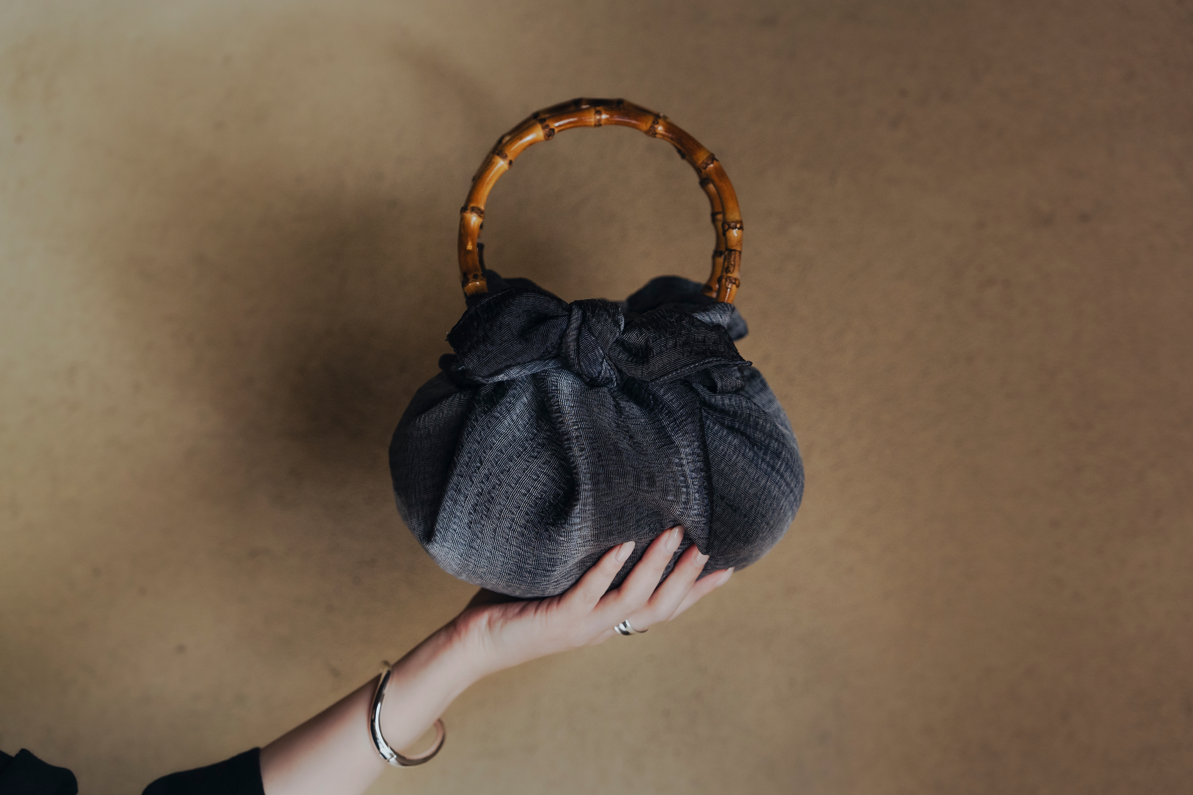 "ものと思いを包む"丹後ちりめん風呂敷