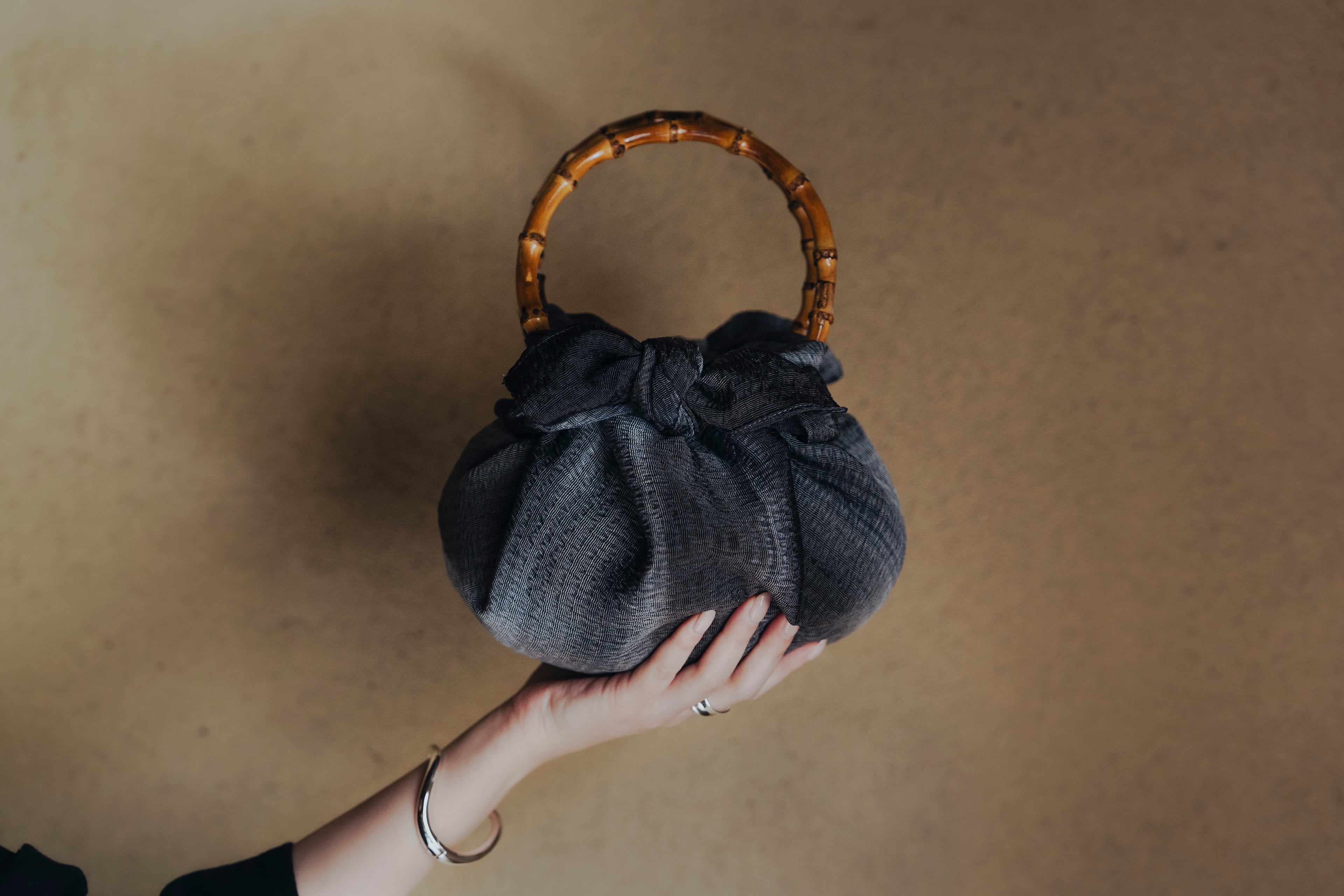 "ものと思いを包む"丹後ちりめん風呂敷